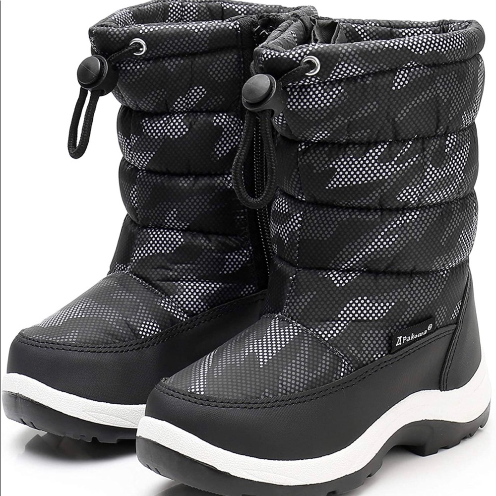 Brand new Apakowa toddler cold weather snow boots. NWT